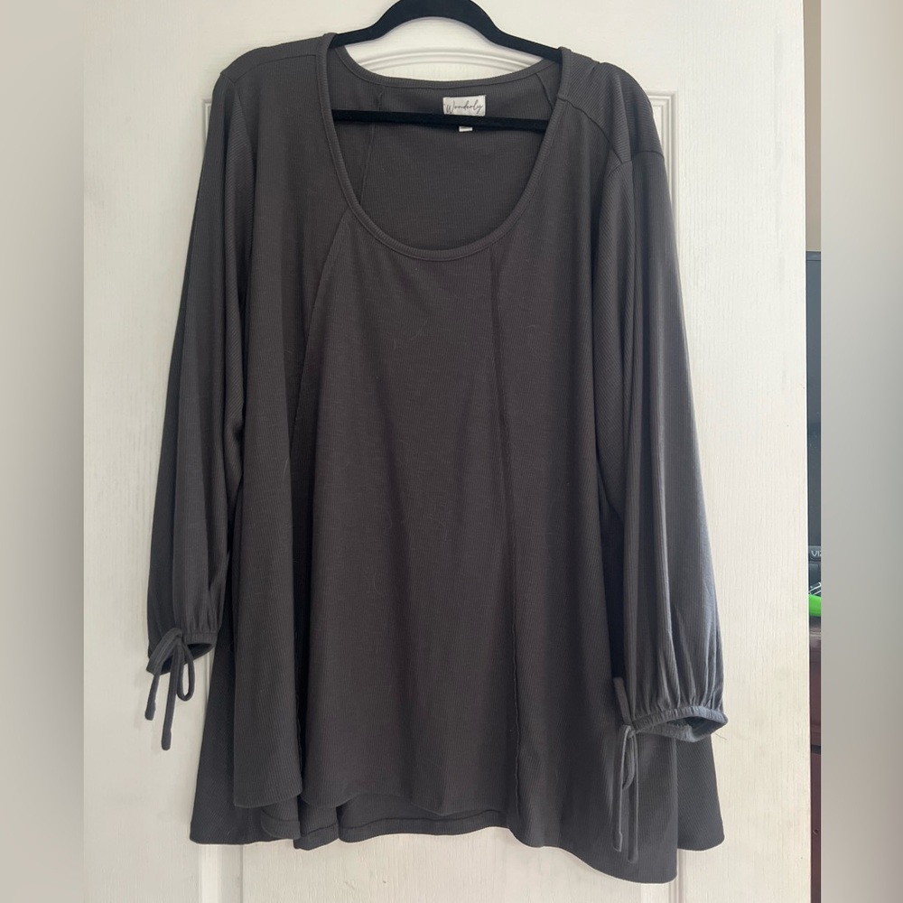 WONDERLY grey flowy shirt